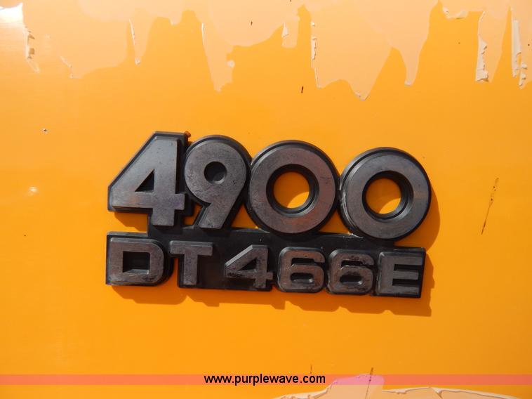 image for item I1090 1998 International 4900 oil distributor truck