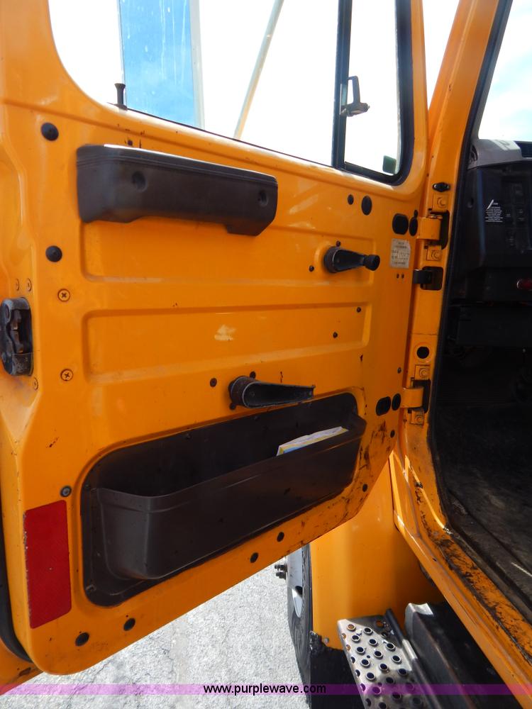 image for item I1090 1998 International 4900 oil distributor truck