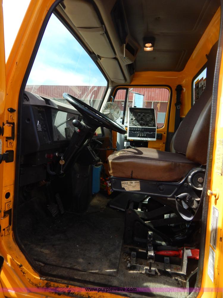 image for item I1090 1998 International 4900 oil distributor truck