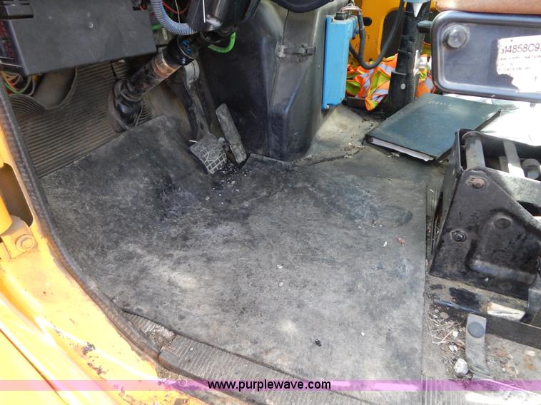 image for item I1090 1998 International 4900 oil distributor truck