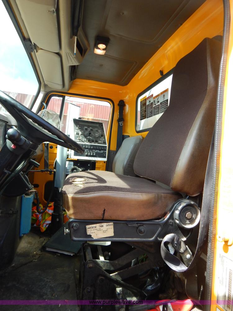 image for item I1090 1998 International 4900 oil distributor truck