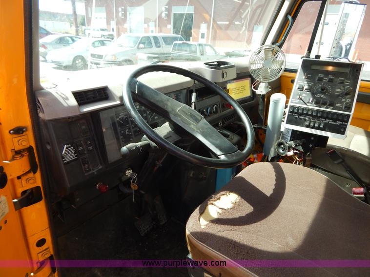 image for item I1090 1998 International 4900 oil distributor truck