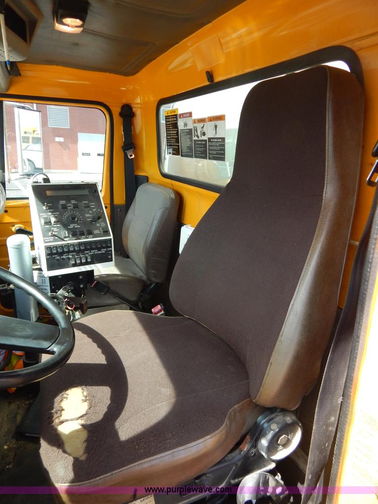 image for item I1090 1998 International 4900 oil distributor truck