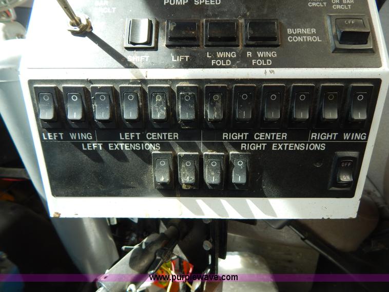 image for item I1090 1998 International 4900 oil distributor truck