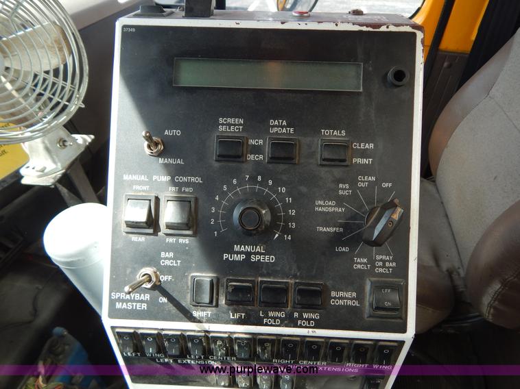 image for item I1090 1998 International 4900 oil distributor truck