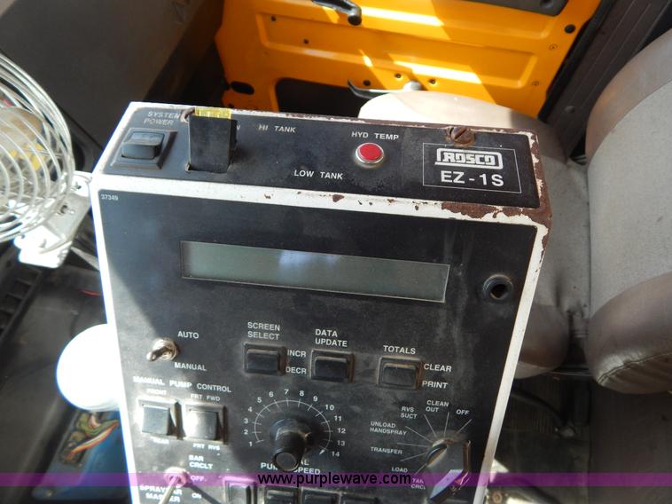 image for item I1090 1998 International 4900 oil distributor truck