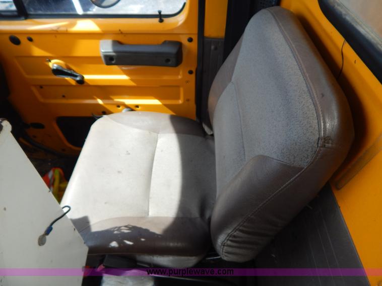 image for item I1090 1998 International 4900 oil distributor truck