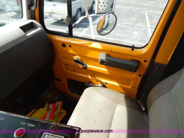 image for item I1090 1998 International 4900 oil distributor truck