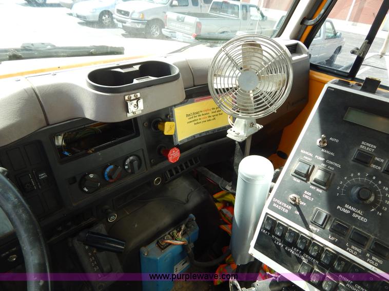 image for item I1090 1998 International 4900 oil distributor truck