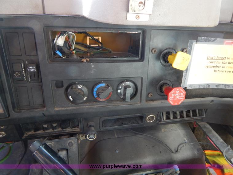 image for item I1090 1998 International 4900 oil distributor truck