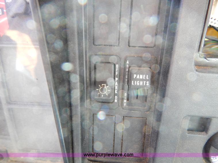 image for item I1090 1998 International 4900 oil distributor truck