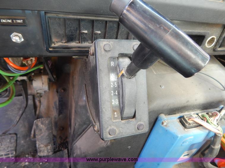 image for item I1090 1998 International 4900 oil distributor truck