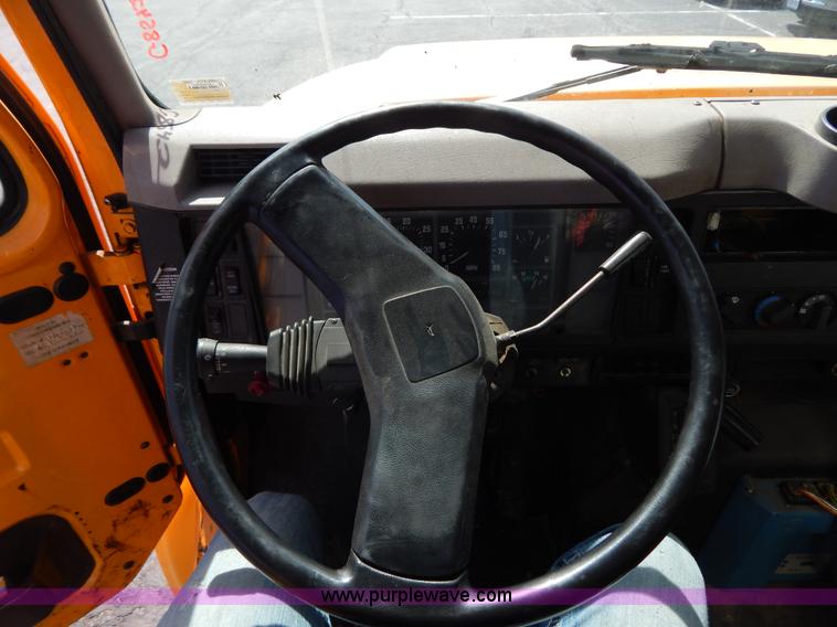 image for item I1090 1998 International 4900 oil distributor truck