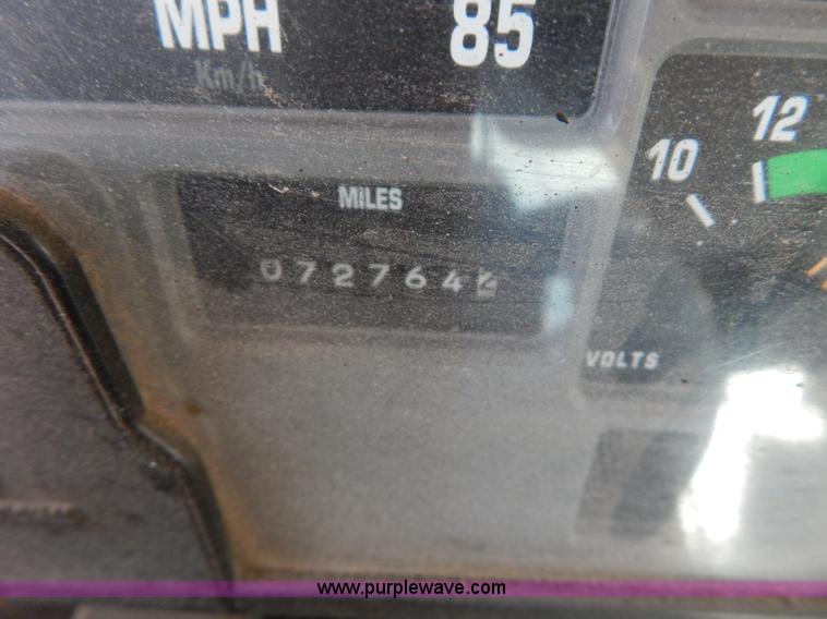 image for item I1090 1998 International 4900 oil distributor truck