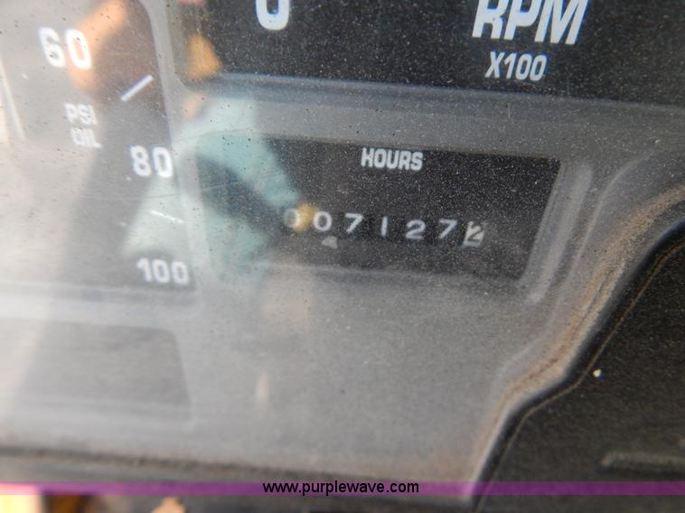 image for item I1090 1998 International 4900 oil distributor truck