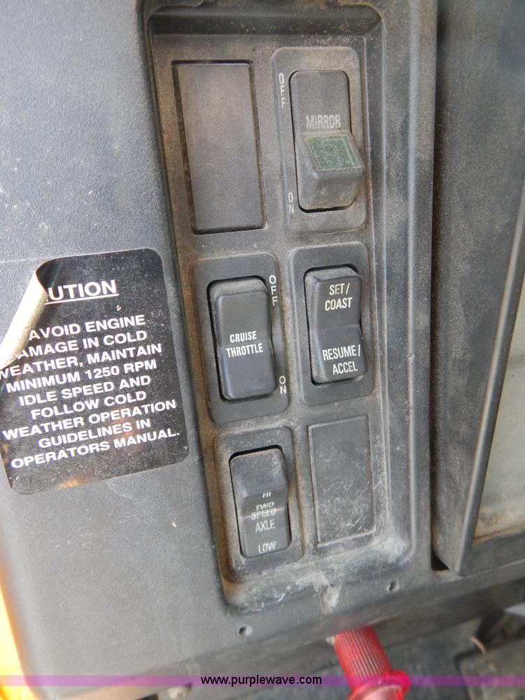 image for item I1090 1998 International 4900 oil distributor truck