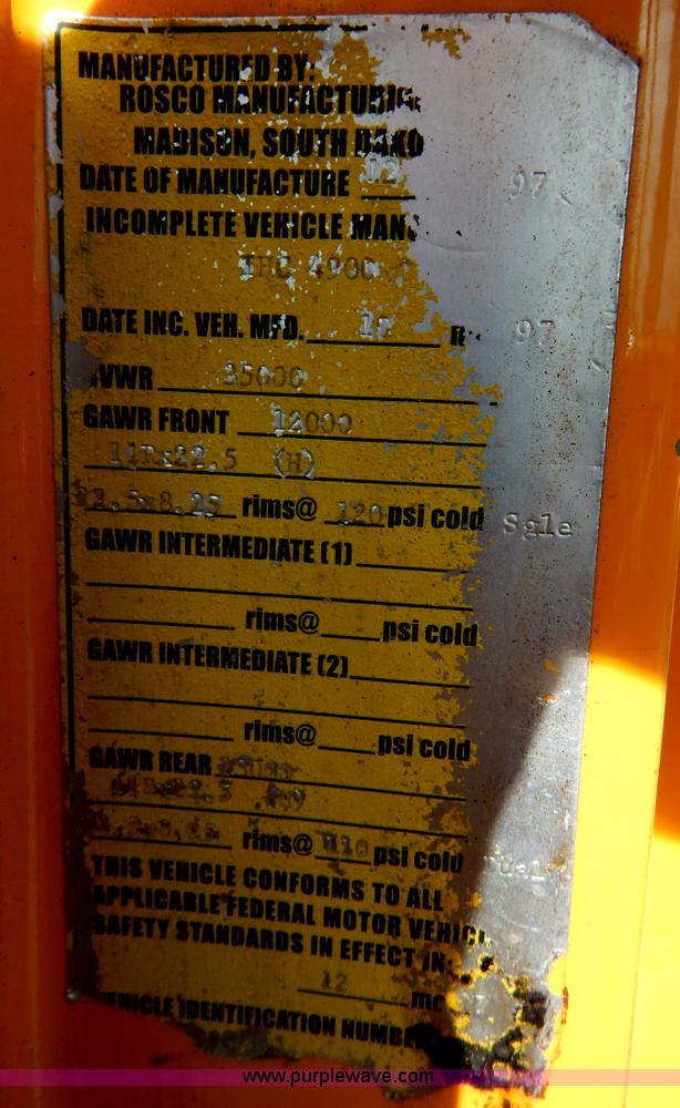 image for item I1090 1998 International 4900 oil distributor truck