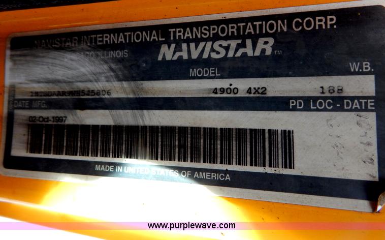 image for item I1090 1998 International 4900 oil distributor truck