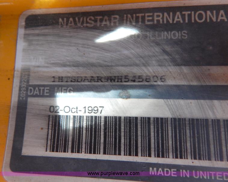 image for item I1090 1998 International 4900 oil distributor truck