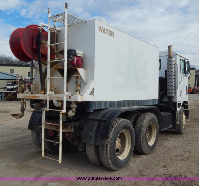 image for item I1129 1984 International C09670 water truck