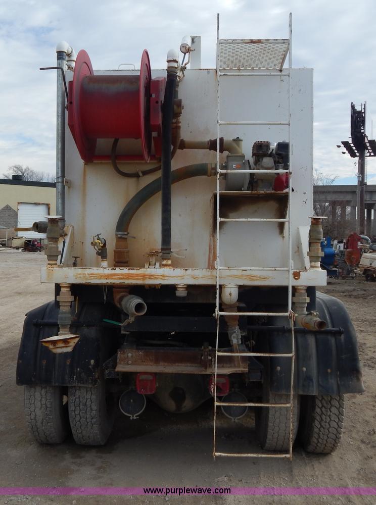 image for item I1129 1984 International C09670 water truck