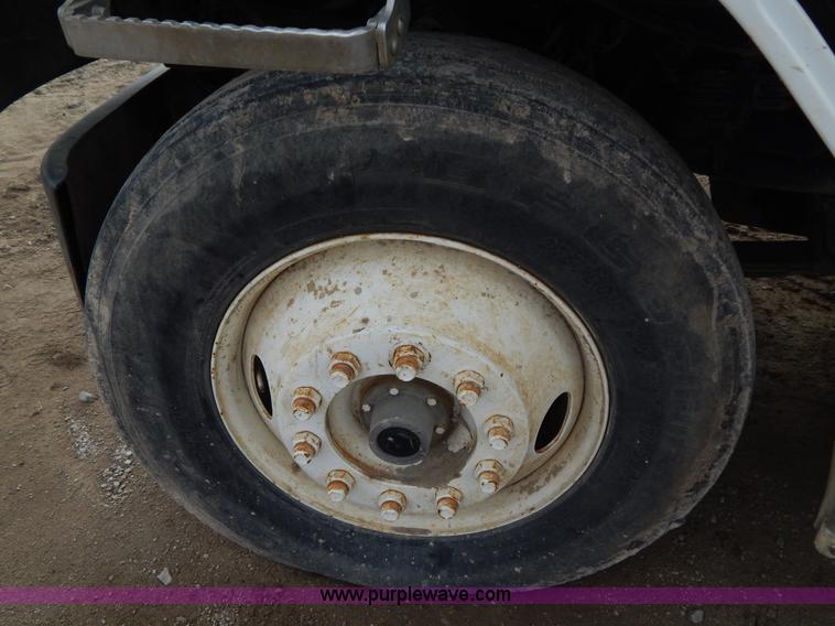 image for item I1129 1984 International C09670 water truck