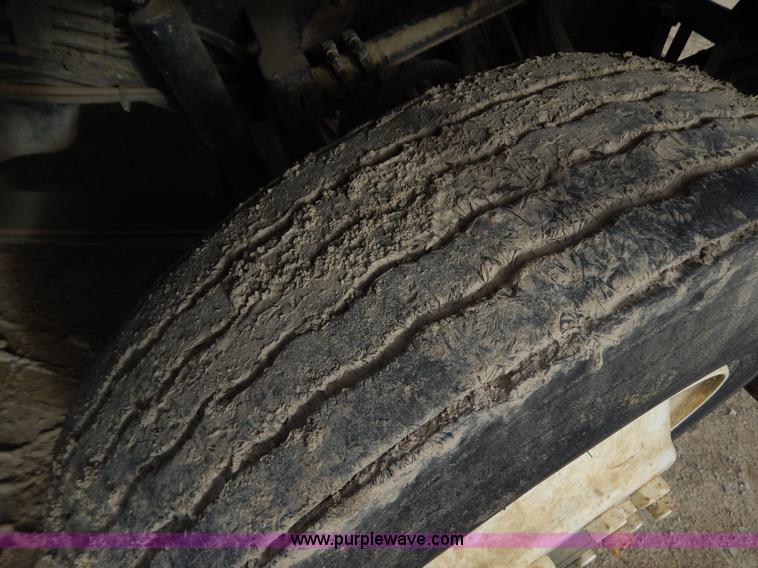 image for item I1129 1984 International C09670 water truck