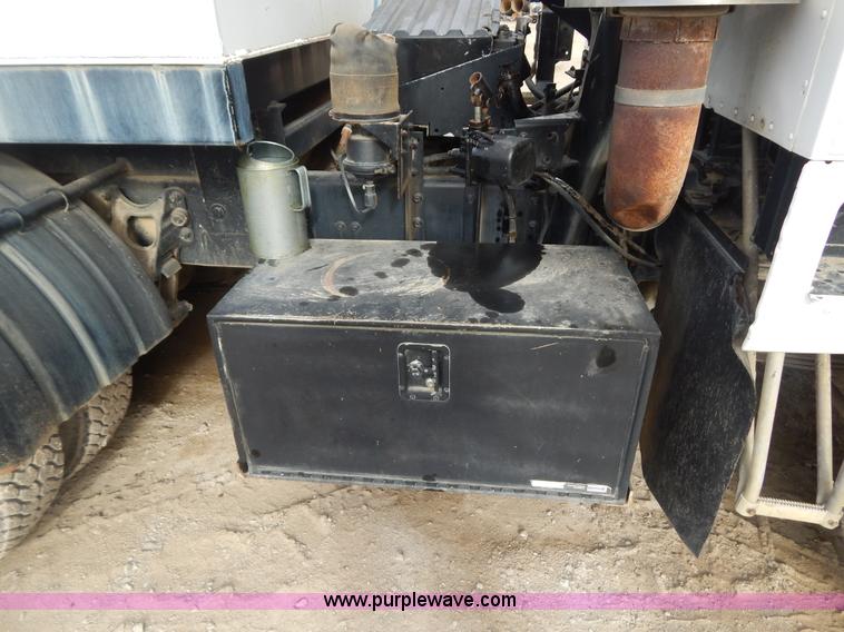 image for item I1129 1984 International C09670 water truck