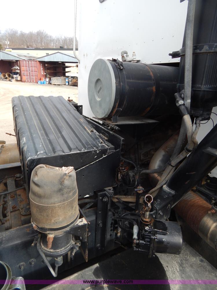 image for item I1129 1984 International C09670 water truck