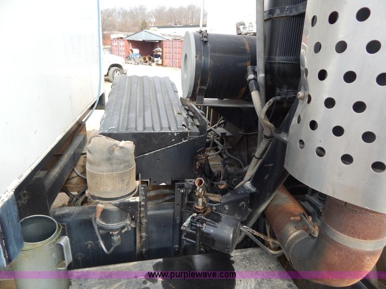 image for item I1129 1984 International C09670 water truck