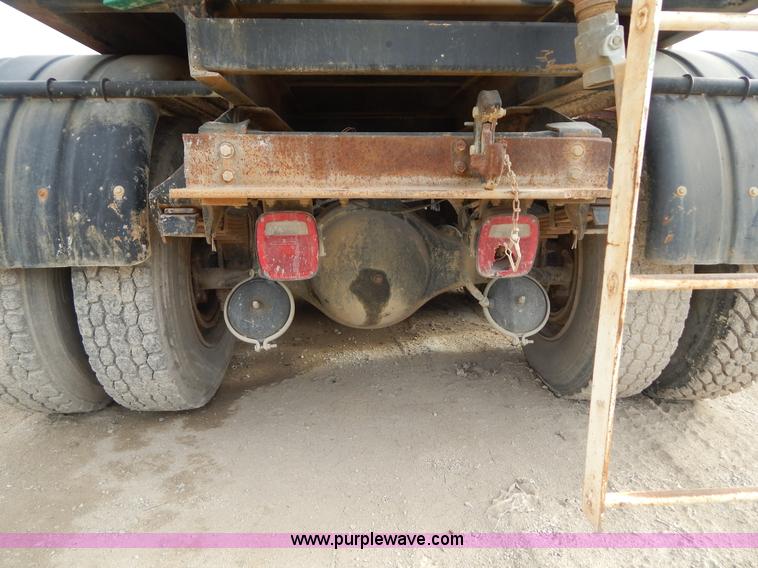 image for item I1129 1984 International C09670 water truck