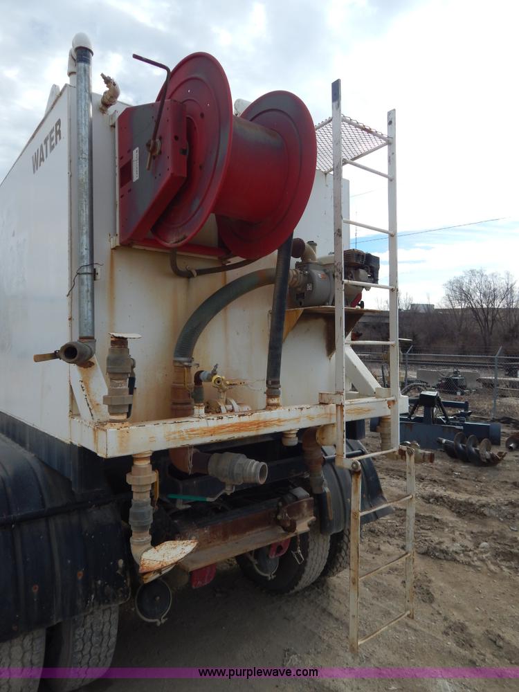 image for item I1129 1984 International C09670 water truck