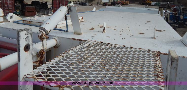 image for item I1129 1984 International C09670 water truck