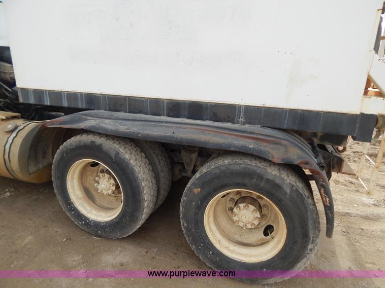 image for item I1129 1984 International C09670 water truck