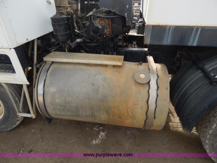 image for item I1129 1984 International C09670 water truck