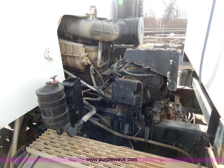 image for item I1129 1984 International C09670 water truck