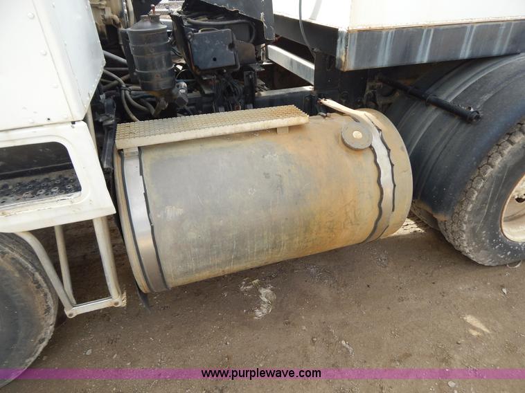 image for item I1129 1984 International C09670 water truck