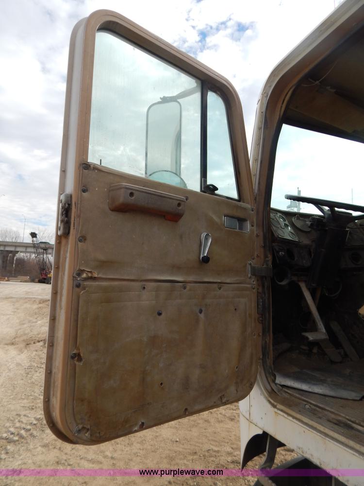 image for item I1129 1984 International C09670 water truck