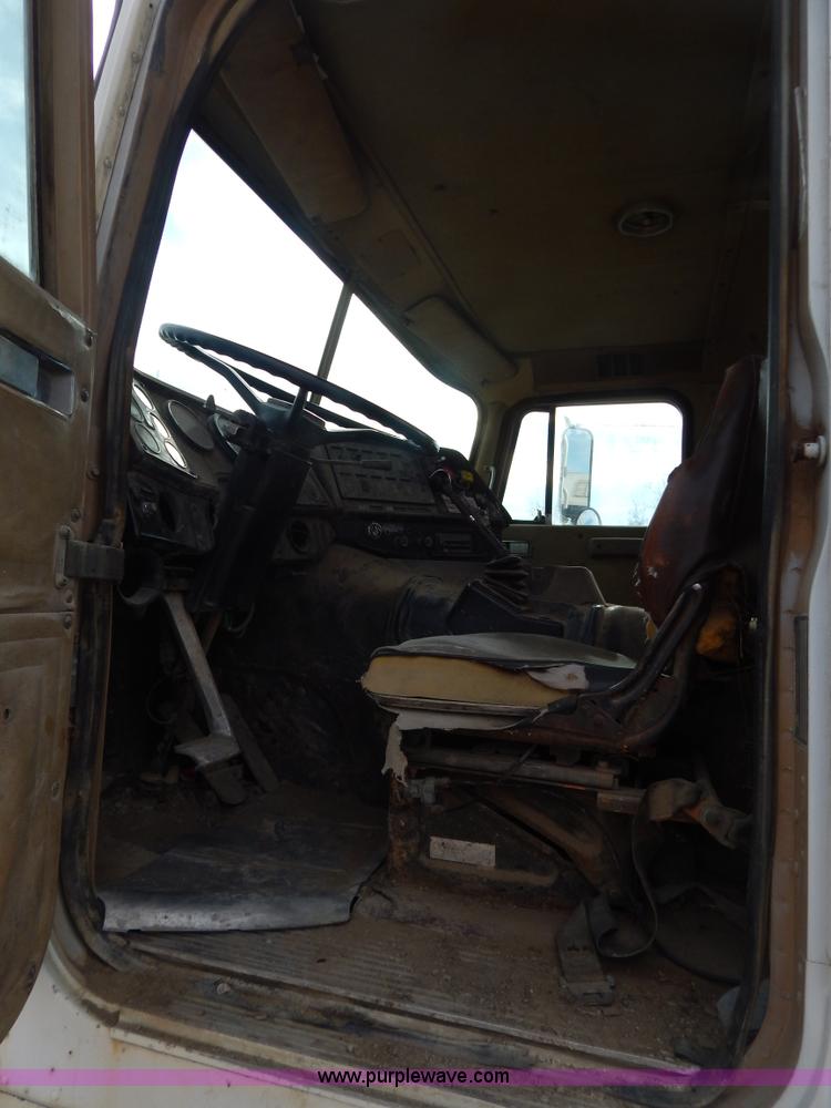 image for item I1129 1984 International C09670 water truck