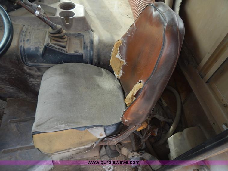 image for item I1129 1984 International C09670 water truck