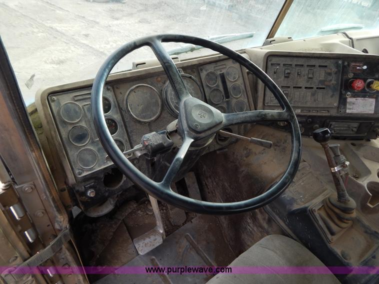 image for item I1129 1984 International C09670 water truck