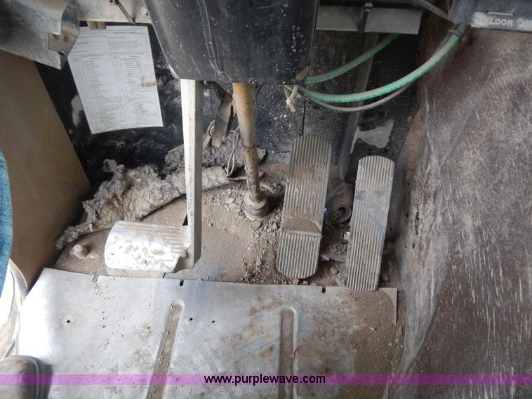 image for item I1129 1984 International C09670 water truck