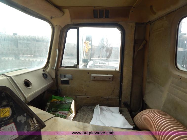 image for item I1129 1984 International C09670 water truck