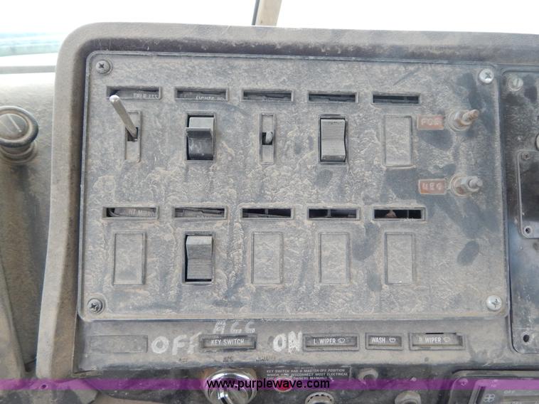 image for item I1129 1984 International C09670 water truck