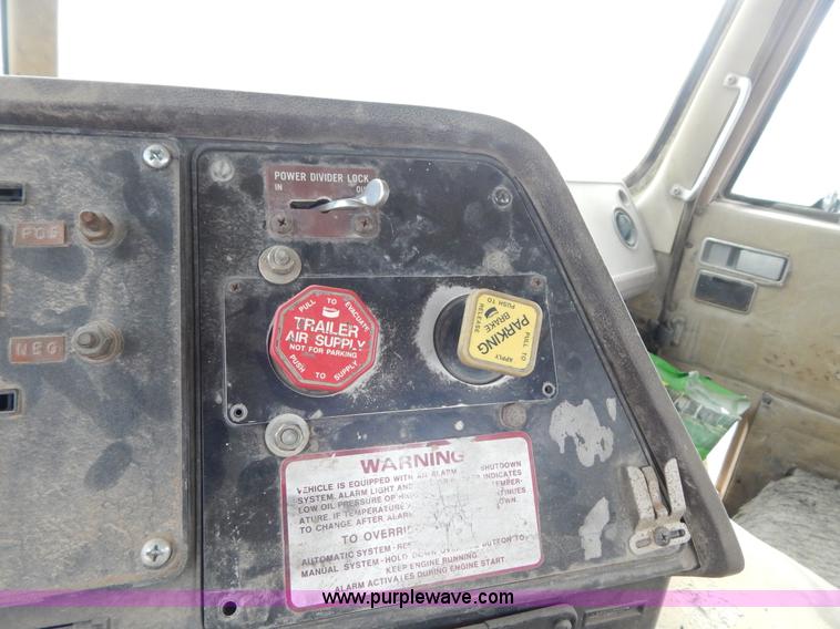 image for item I1129 1984 International C09670 water truck