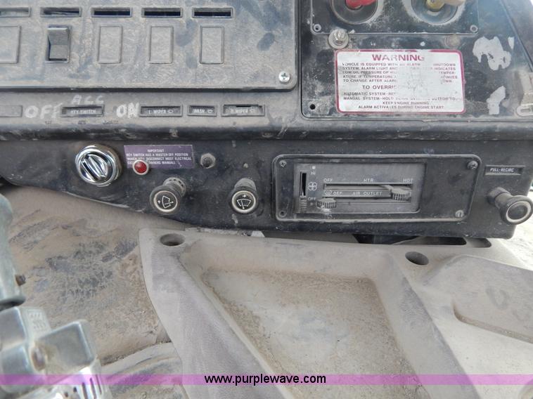 image for item I1129 1984 International C09670 water truck