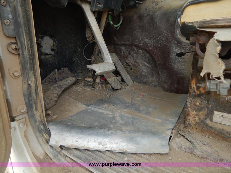 image for item I1129 1984 International C09670 water truck