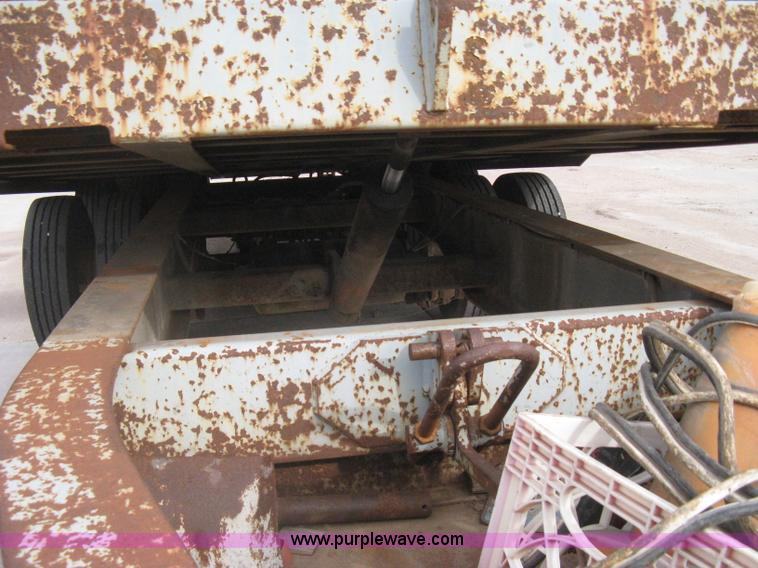 image for item I5577 2001 Interstate 40TDL tilt deck trailer