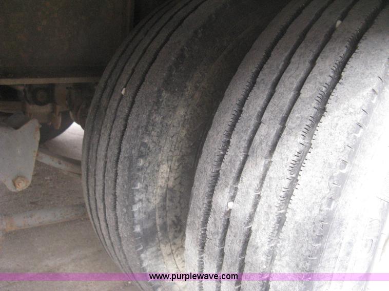 image for item I5577 2001 Interstate 40TDL tilt deck trailer