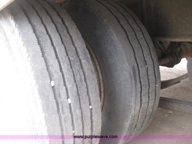 image for item I5577 2001 Interstate 40TDL tilt deck trailer